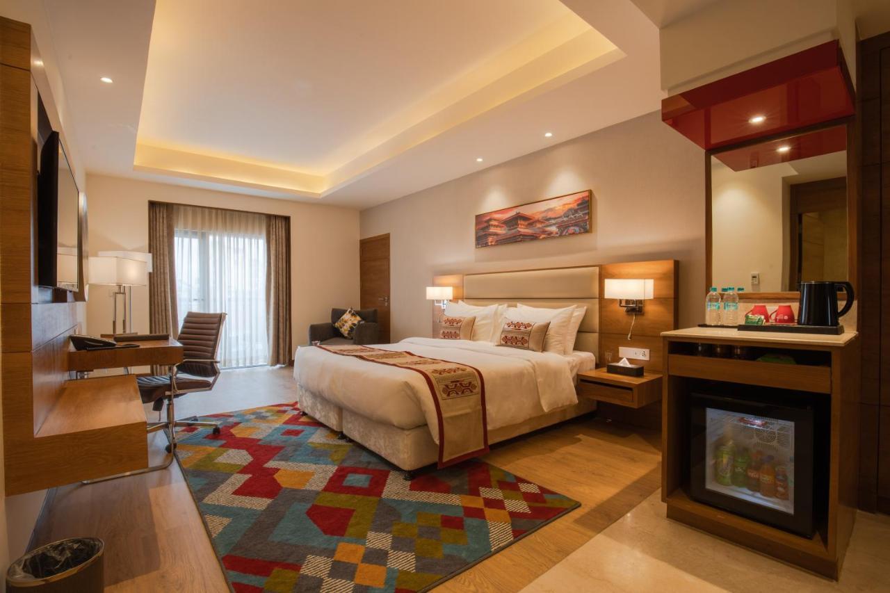 Deluxe King Room,with Balcony and City View - Non Smoking (10% off on Food and Soft Beverages)